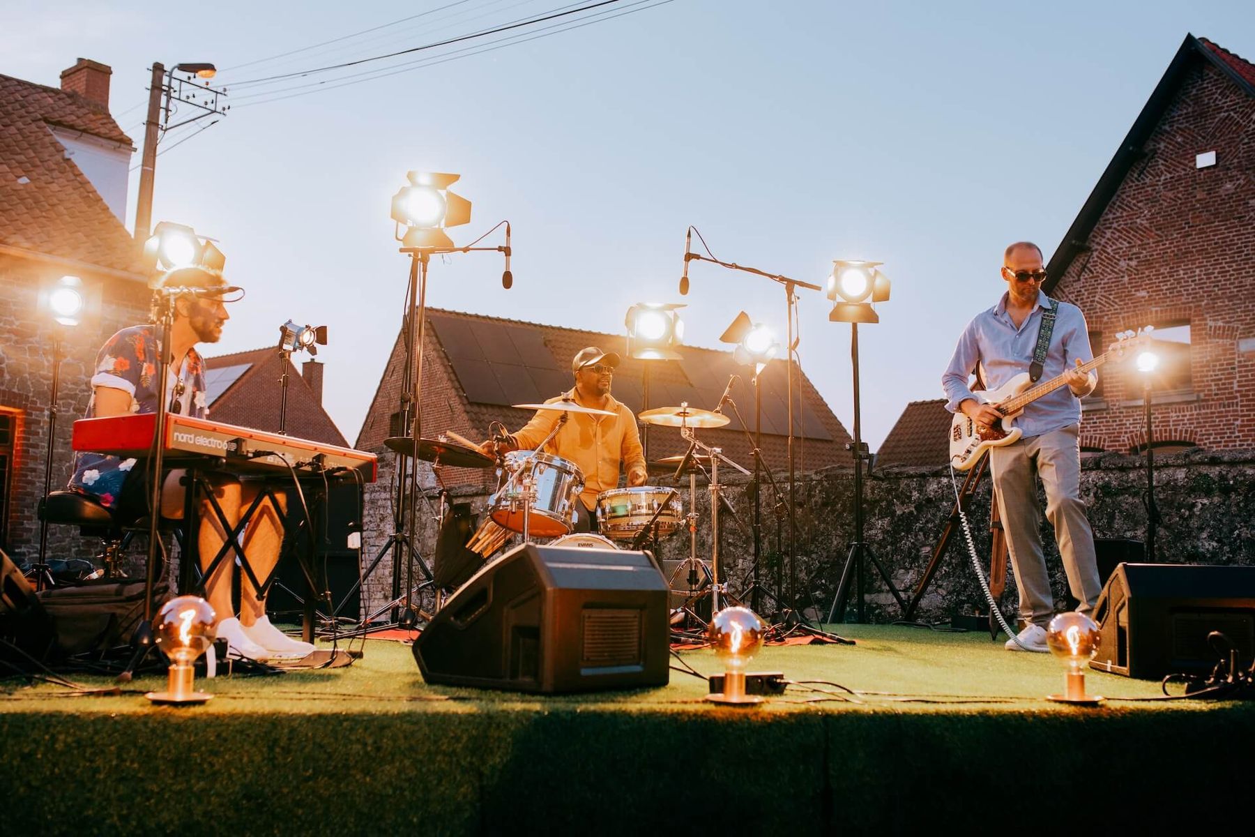 Groupe de musique live sur scène