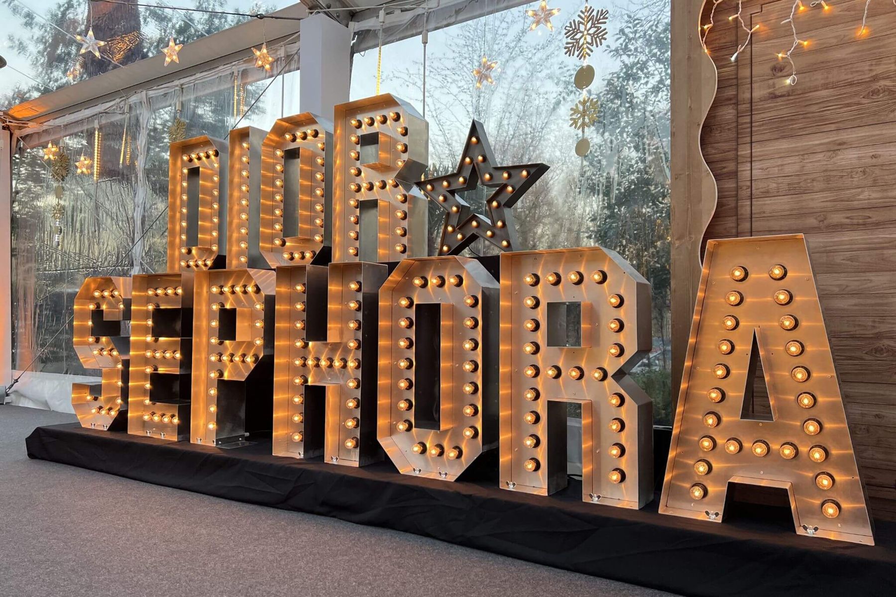 Lettres lumineuses géantes lors d’une soirée